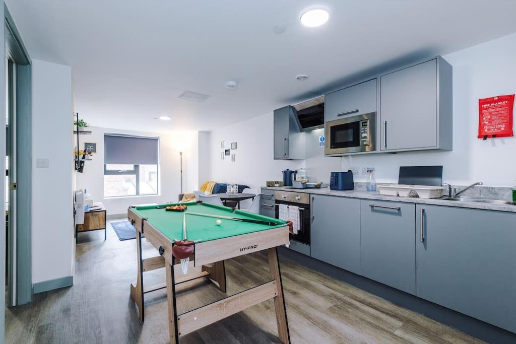 Stylish Central Apartment, Sleeps 4, Pool Table, Available For Long Term Stays Liverpool Luaran gambar